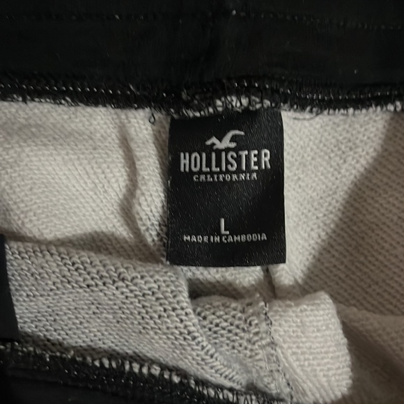 Matching Hollister set in a size, XL (hoodie and shirt) large (shorts) - Picture 4 of 9